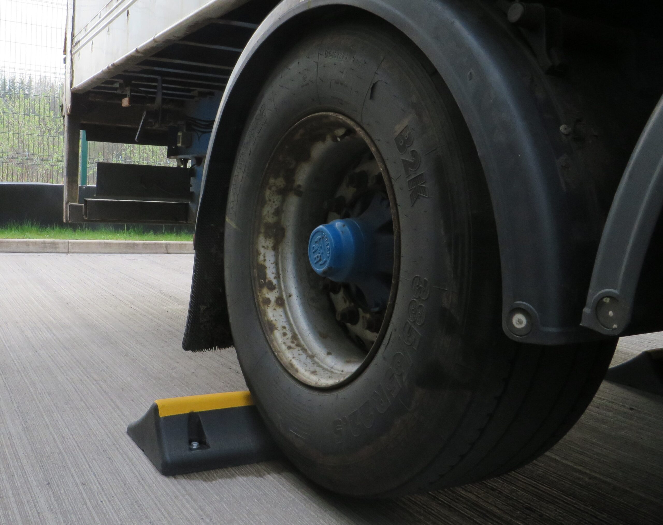 brandsafe-hgv-radstopper-gummi-recycling-mit-reflektor image 7
