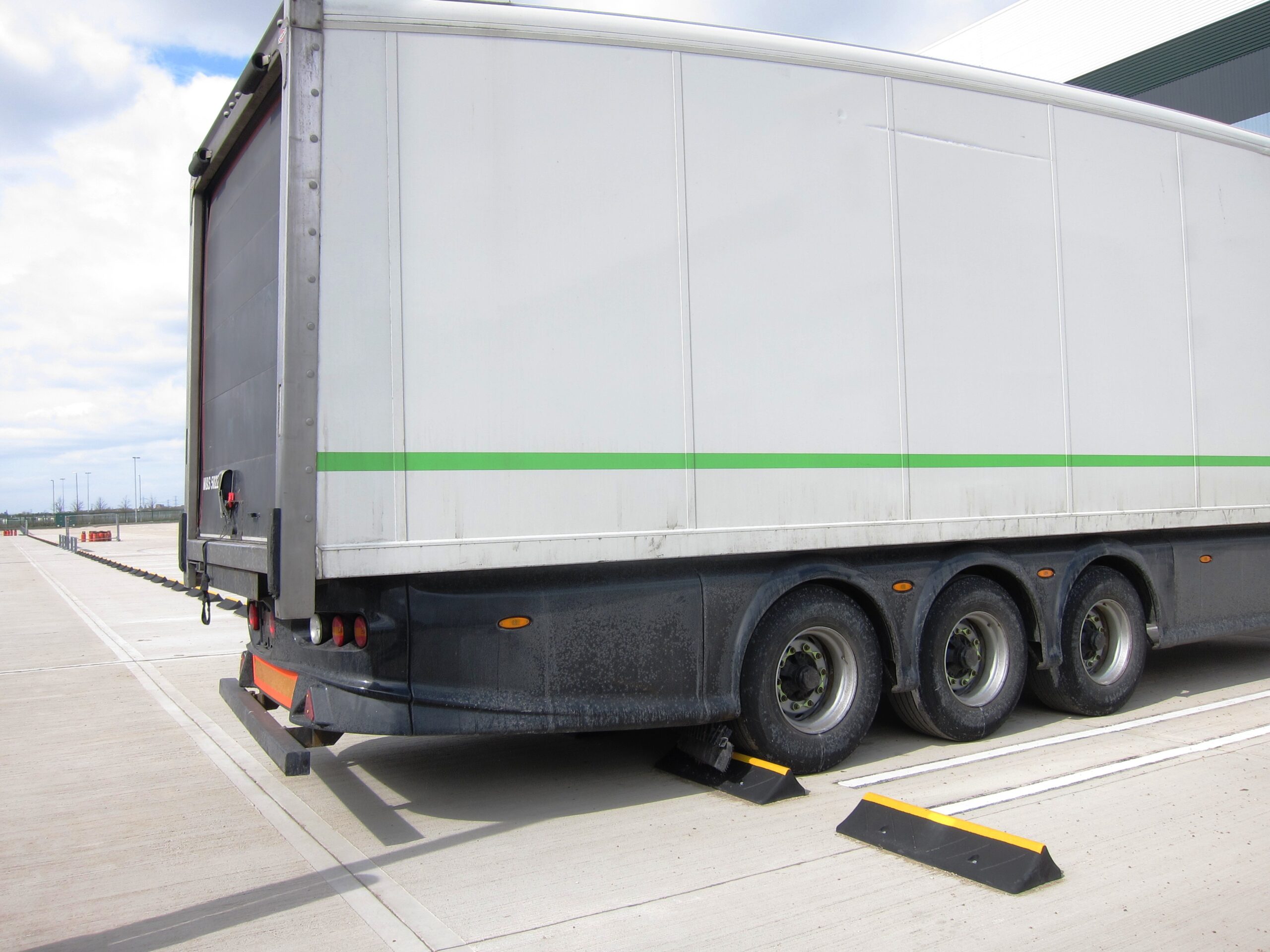 brandsafe-hgv-radstopper-gummi-recycling-mit-reflektor image 5