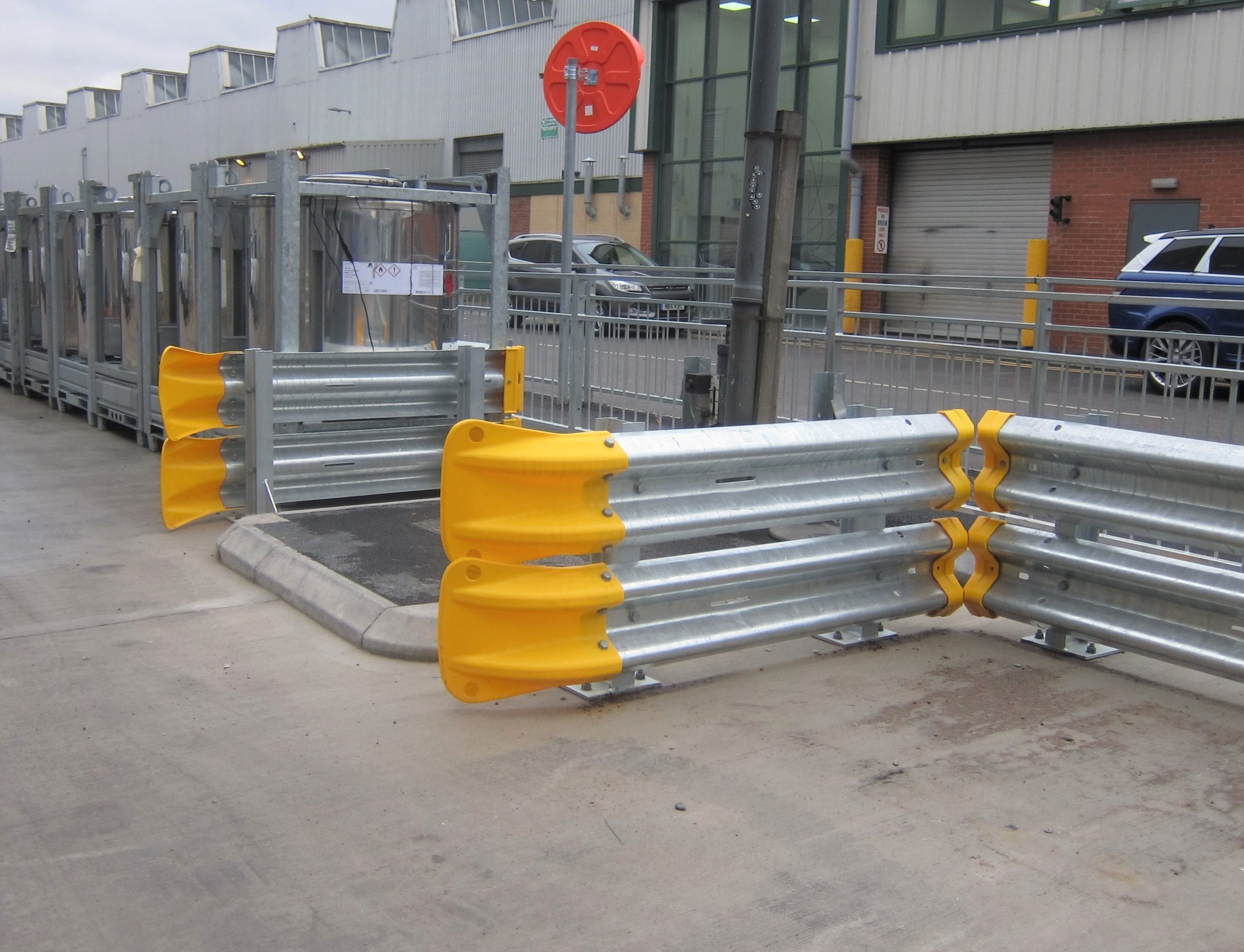 brandsafe-armco-fishtail-sicherheitsende-leitplanke-gelb-reflektor image 2