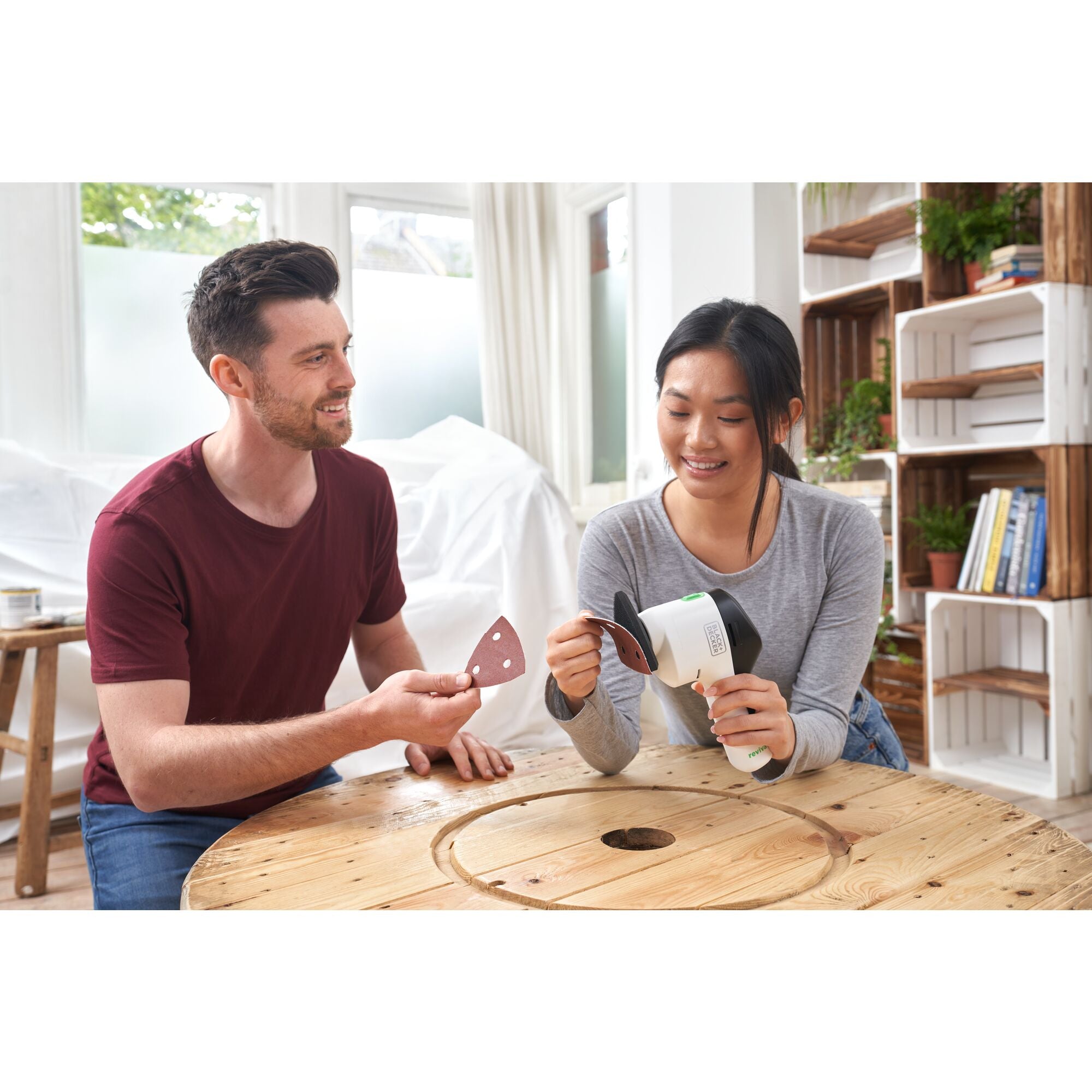 black-decker-reviva-12v-max-detailschleifer-akku-mit-ladeger-t image 2
