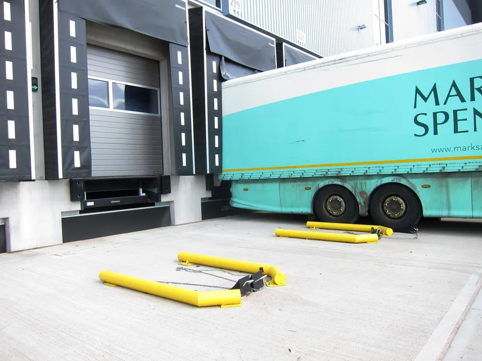 brandsafe-hgv-spurhilfe-laderampe-anfahrschutz-stahl-gelb image 1