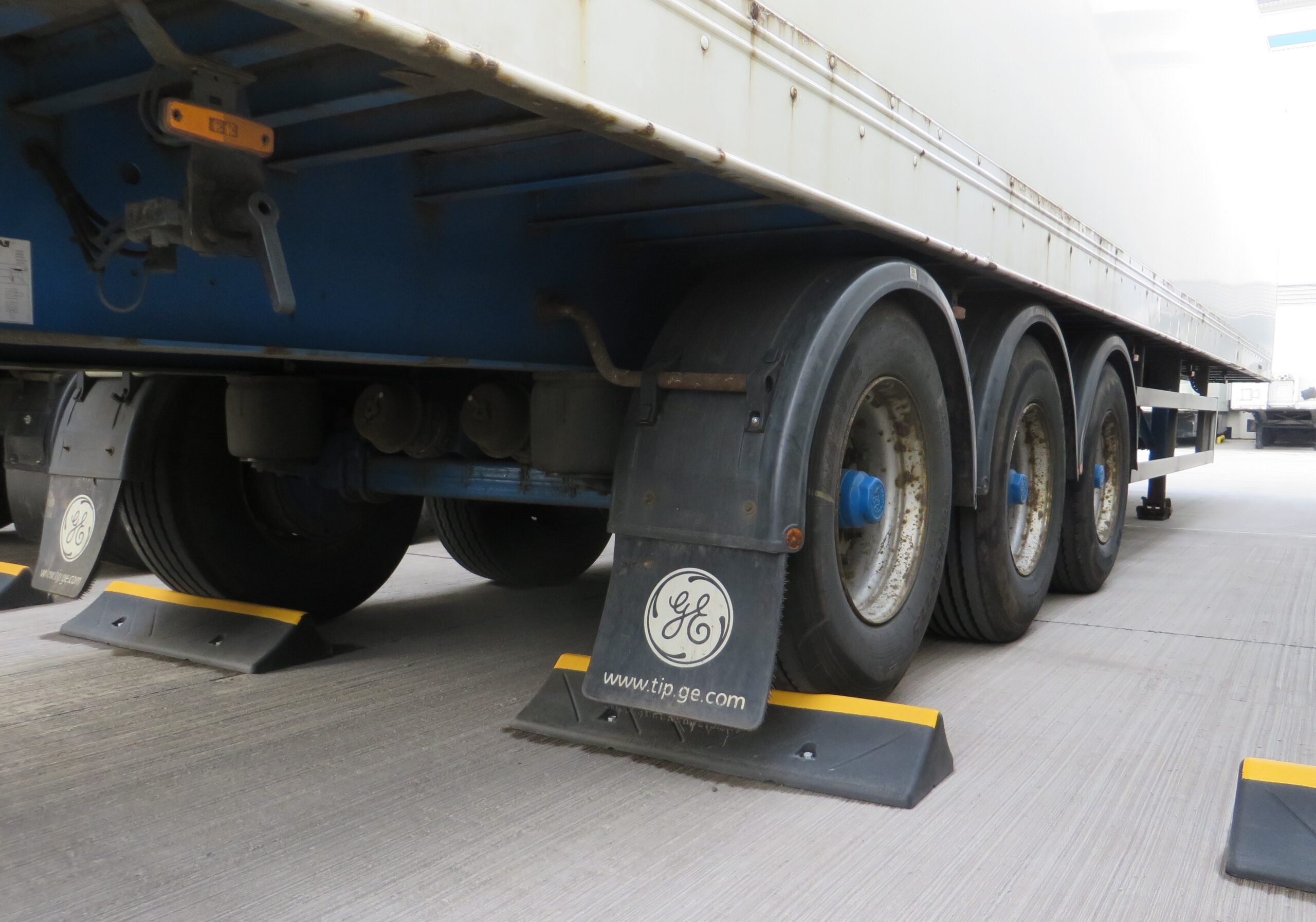 brandsafe-hgv-radstopper-gummi-recycling-mit-reflektor image 6