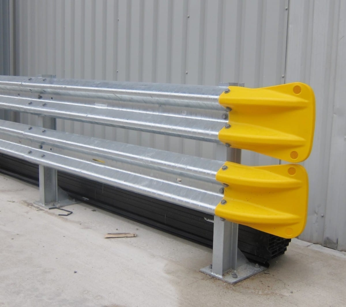 brandsafe-safety-barriers-armco-1100d-schutzplanke-stahl image 1