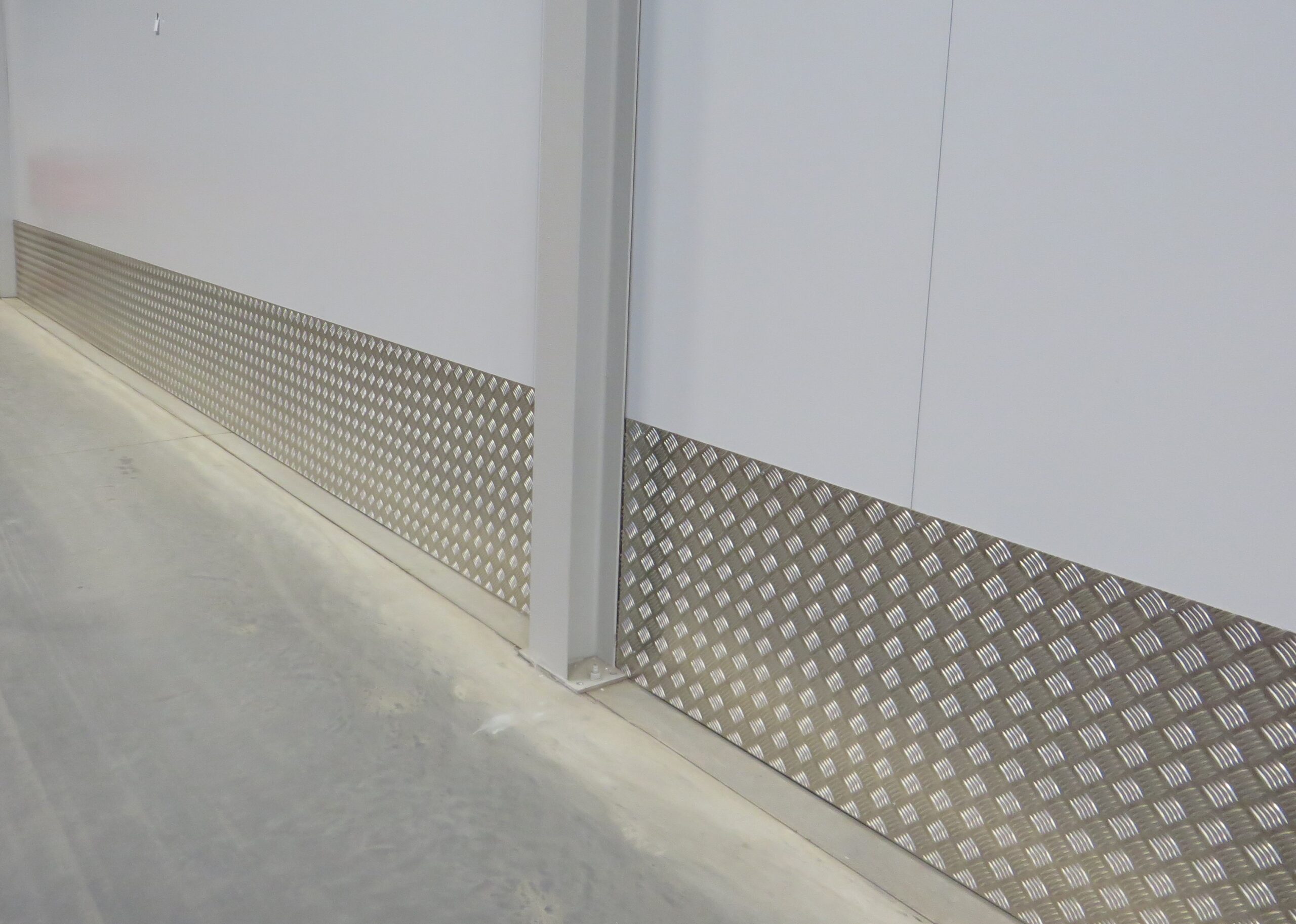 brandsafe-building-protection-riffelblech-alu-5-bar-rutschfest image 5