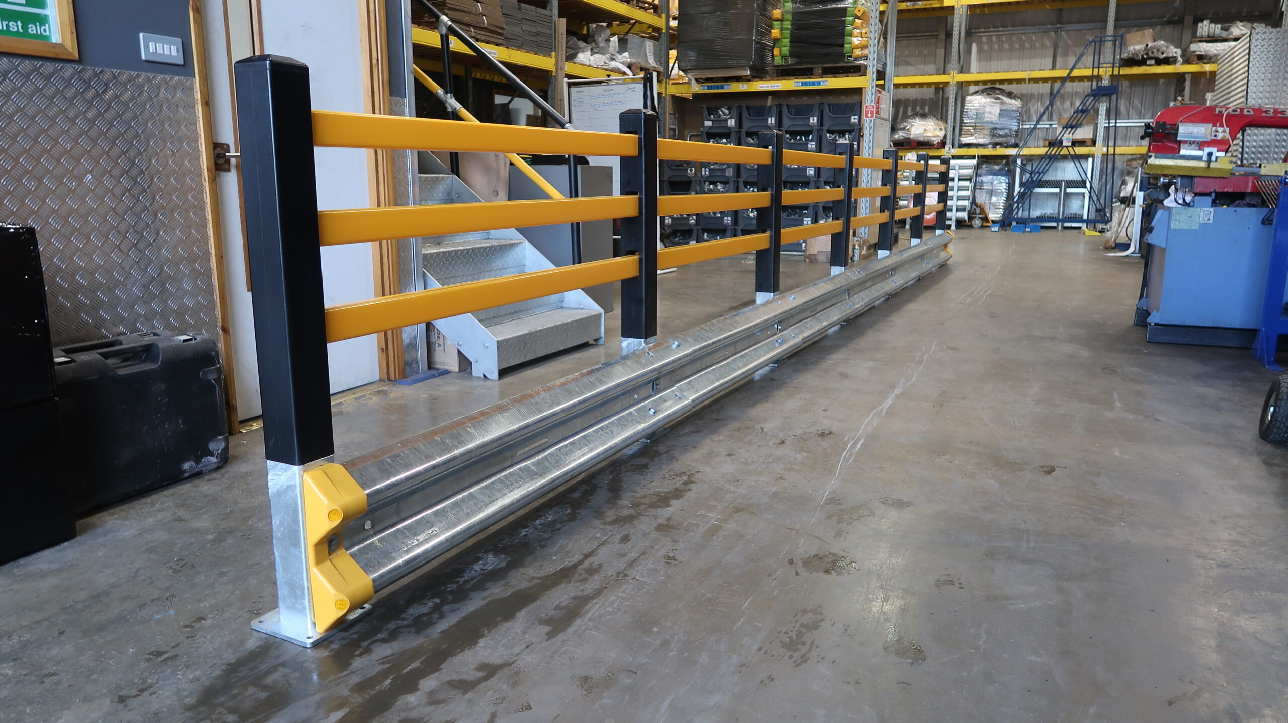 brandsafe-seg-plus-absperrung-hdpe-mit-armco-schiene image 1