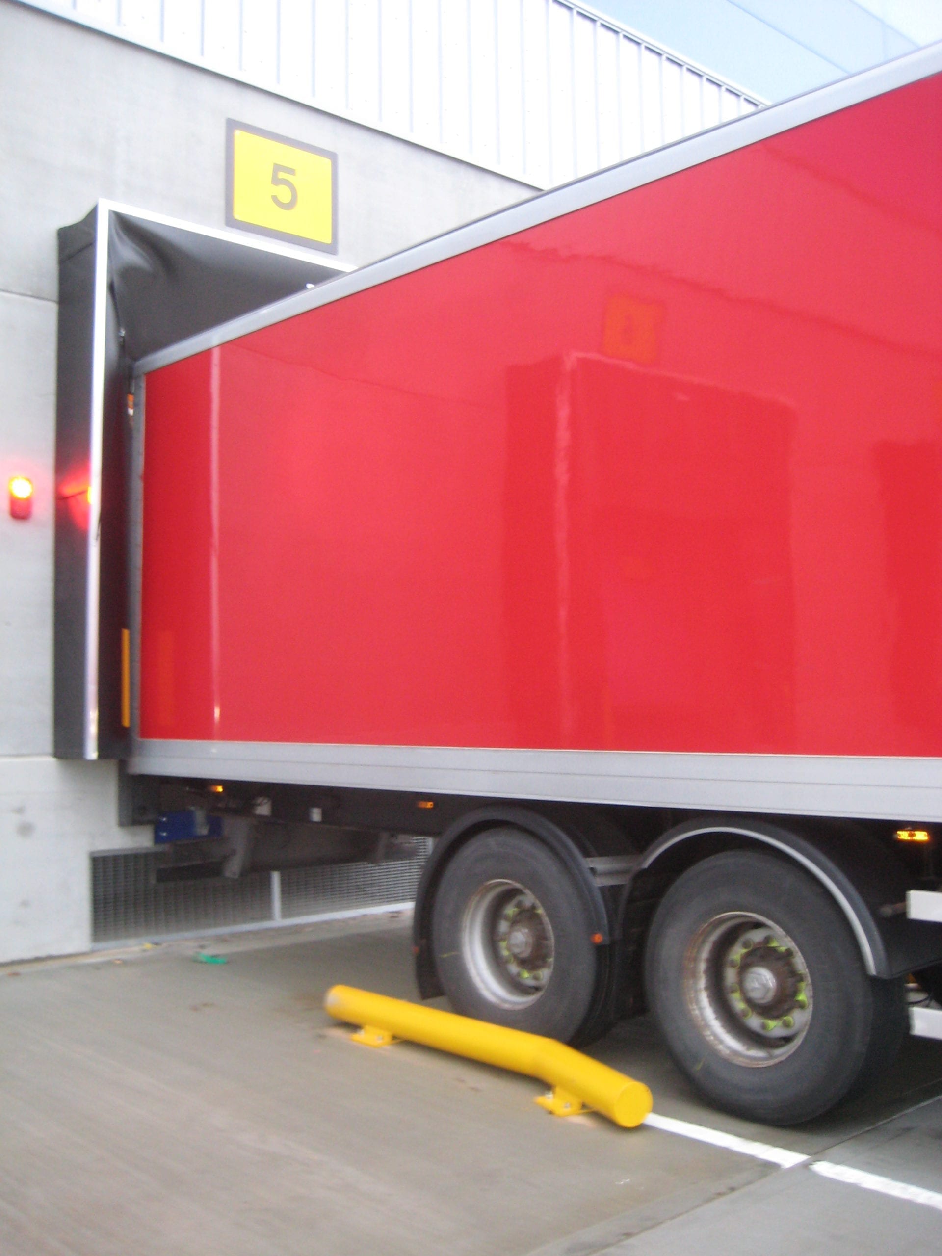 brandsafe-hgv-spurhilfe-laderampe-anfahrschutz-stahl-gelb image 2