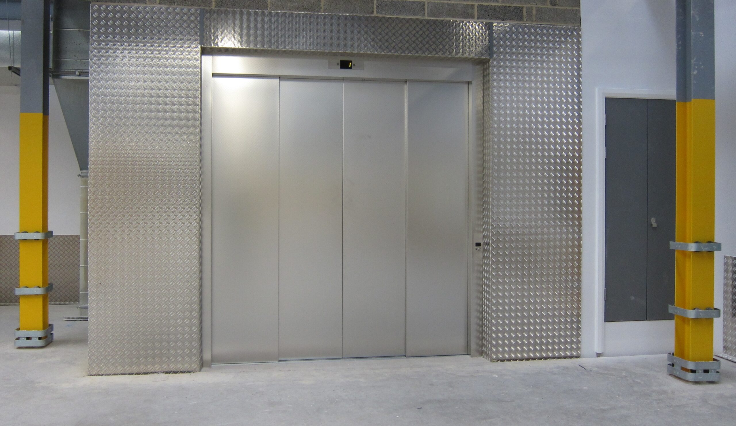 brandsafe-building-protection-riffelblech-alu-5-bar-rutschfest image 3