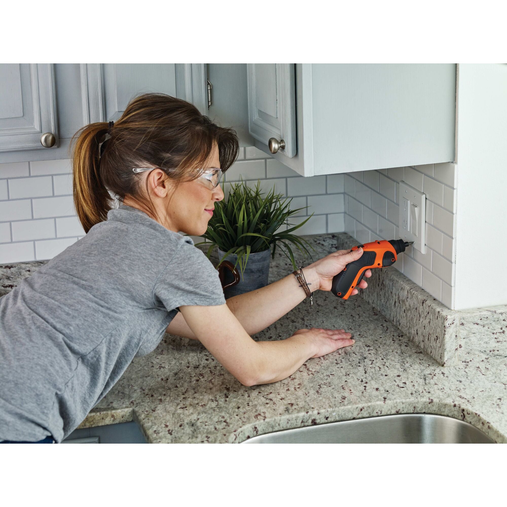 black-decker-4v-max-akkuschrauber-kompakt-aufladbar image 2