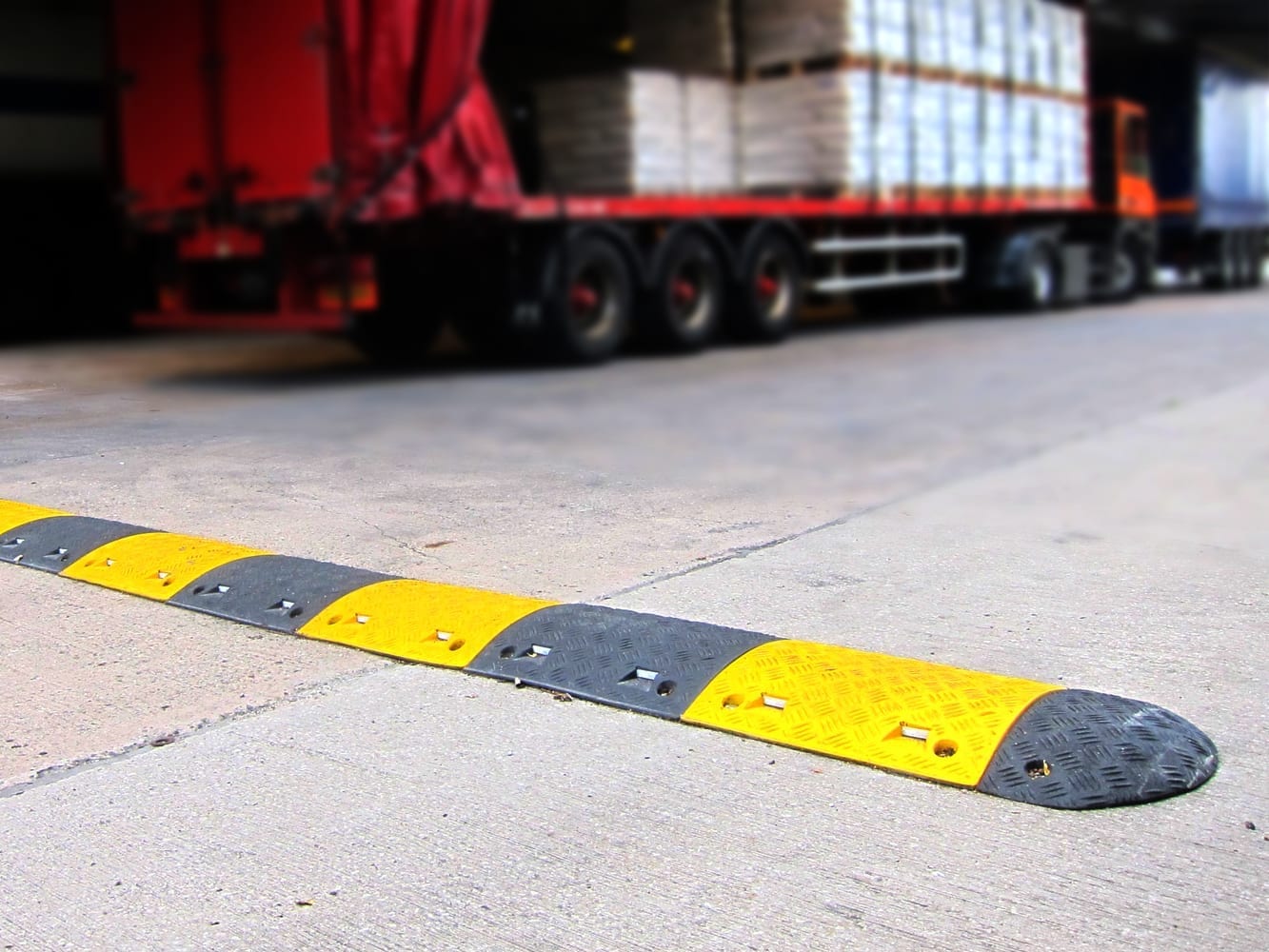 brandsafe-speed-bumps-75mm-bodenschwelle-gewerbe-gelb-schwarz image 2