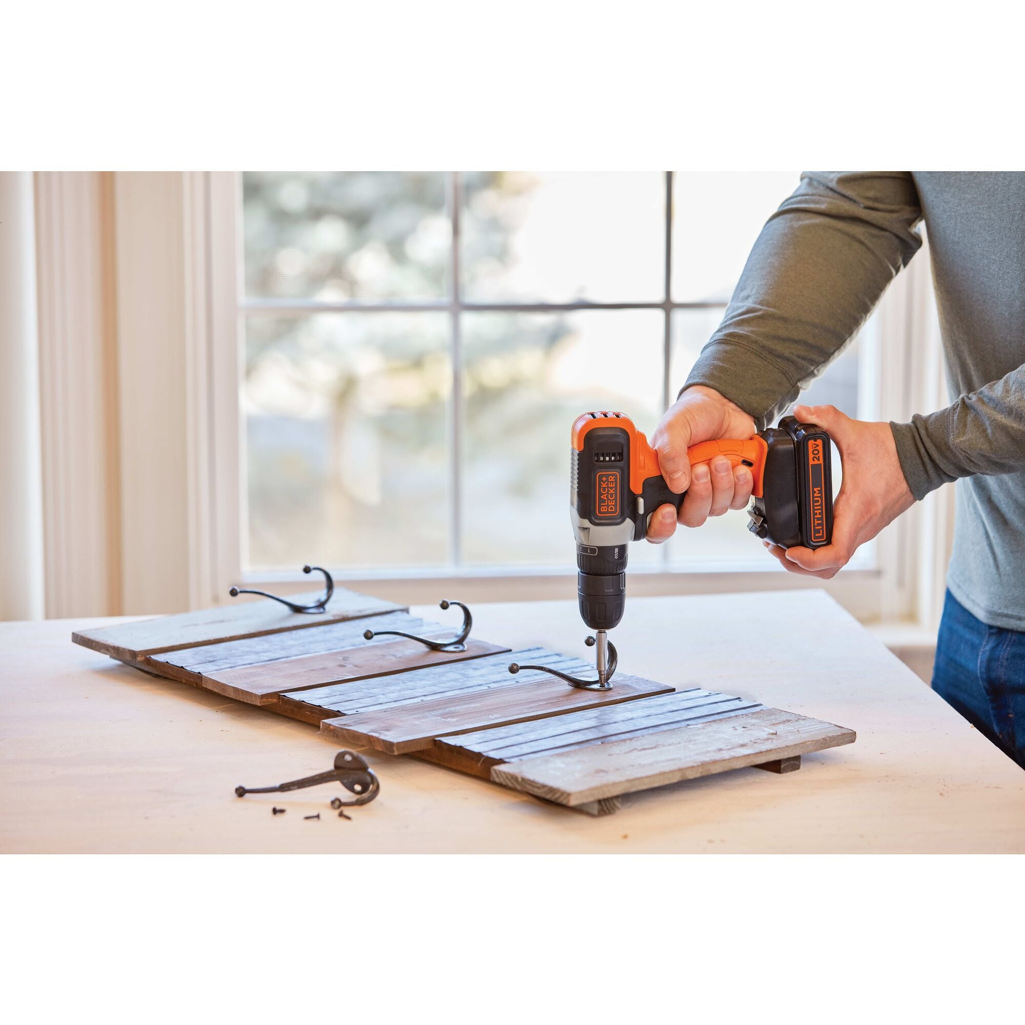 black-decker-20v-max-bohrmaschine-28-tlg-set-mit-box-und-akku image 2