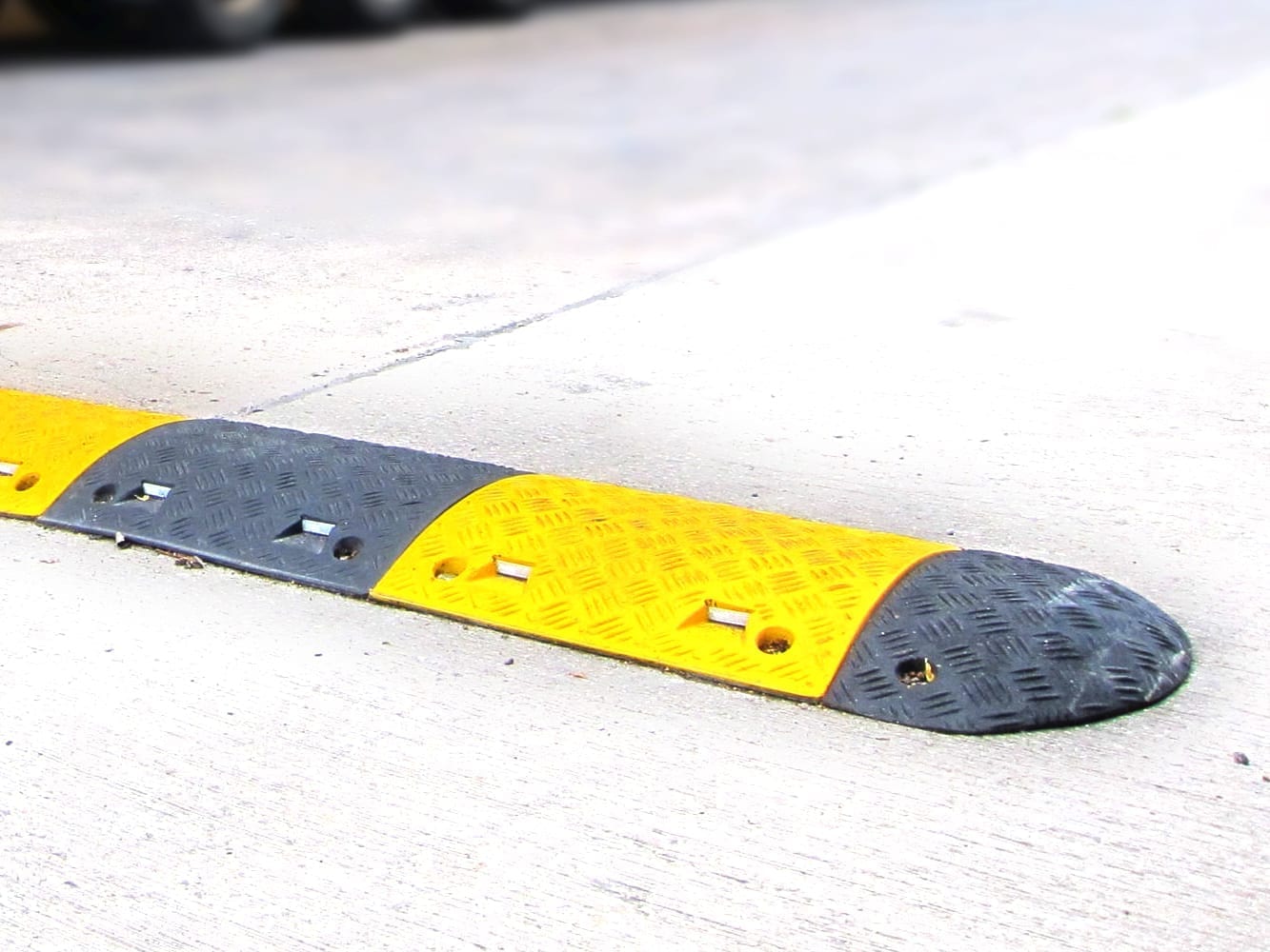 brandsafe-speed-bumps-75mm-bodenschwelle-gewerbe-gelb-schwarz image 1