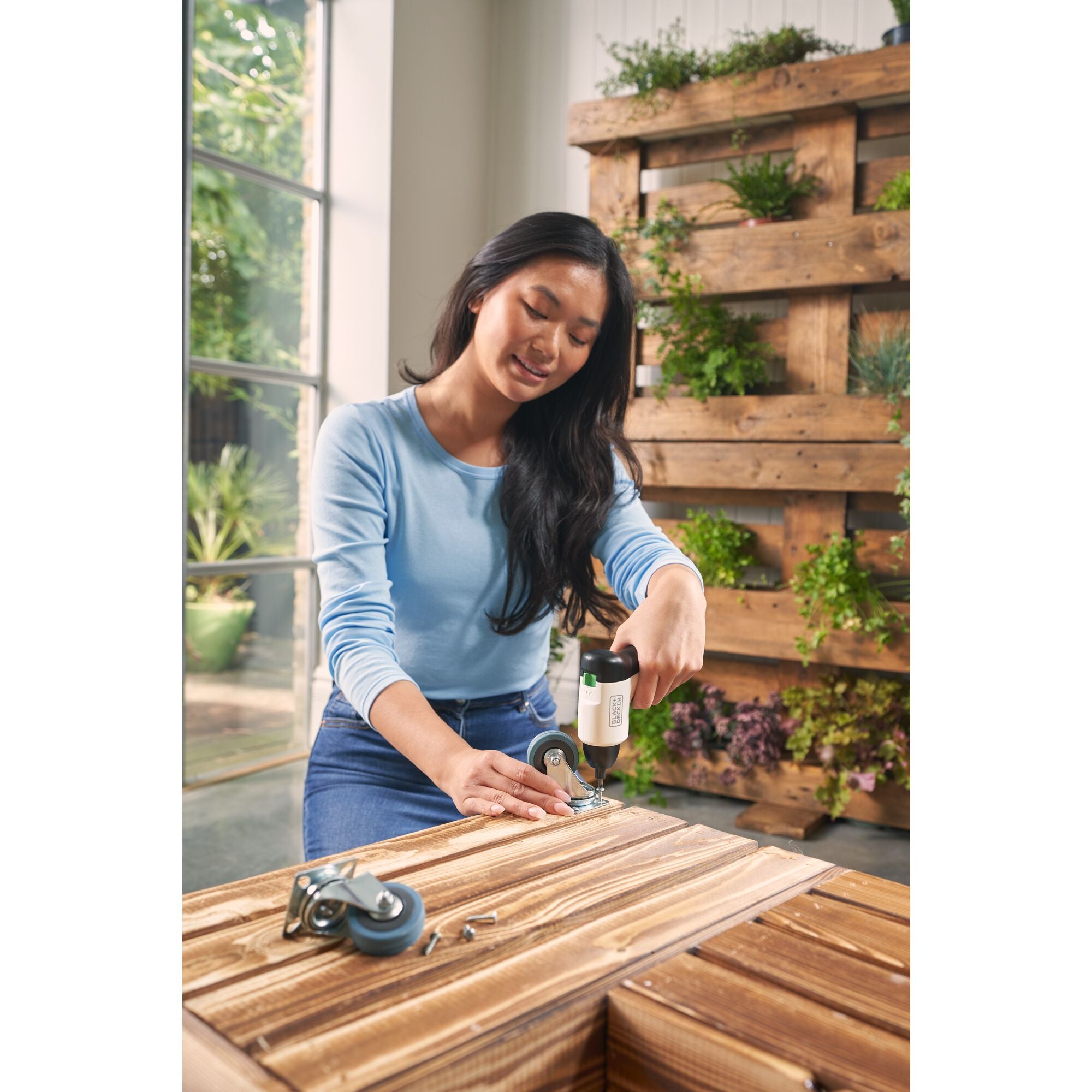 black-decker-reviva-akkuschrauber-4v-usb-mit-led-licht image 2