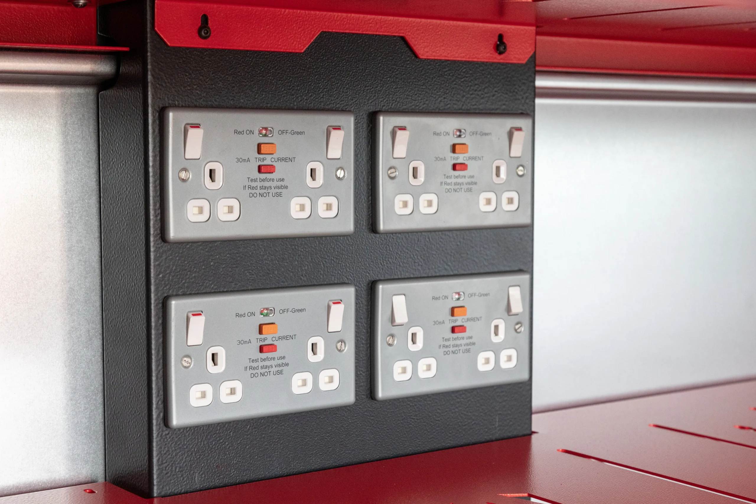 armorgard-powerstor-pwr2-akku-ladeschrank-begehbar-32-steckdosen image 4