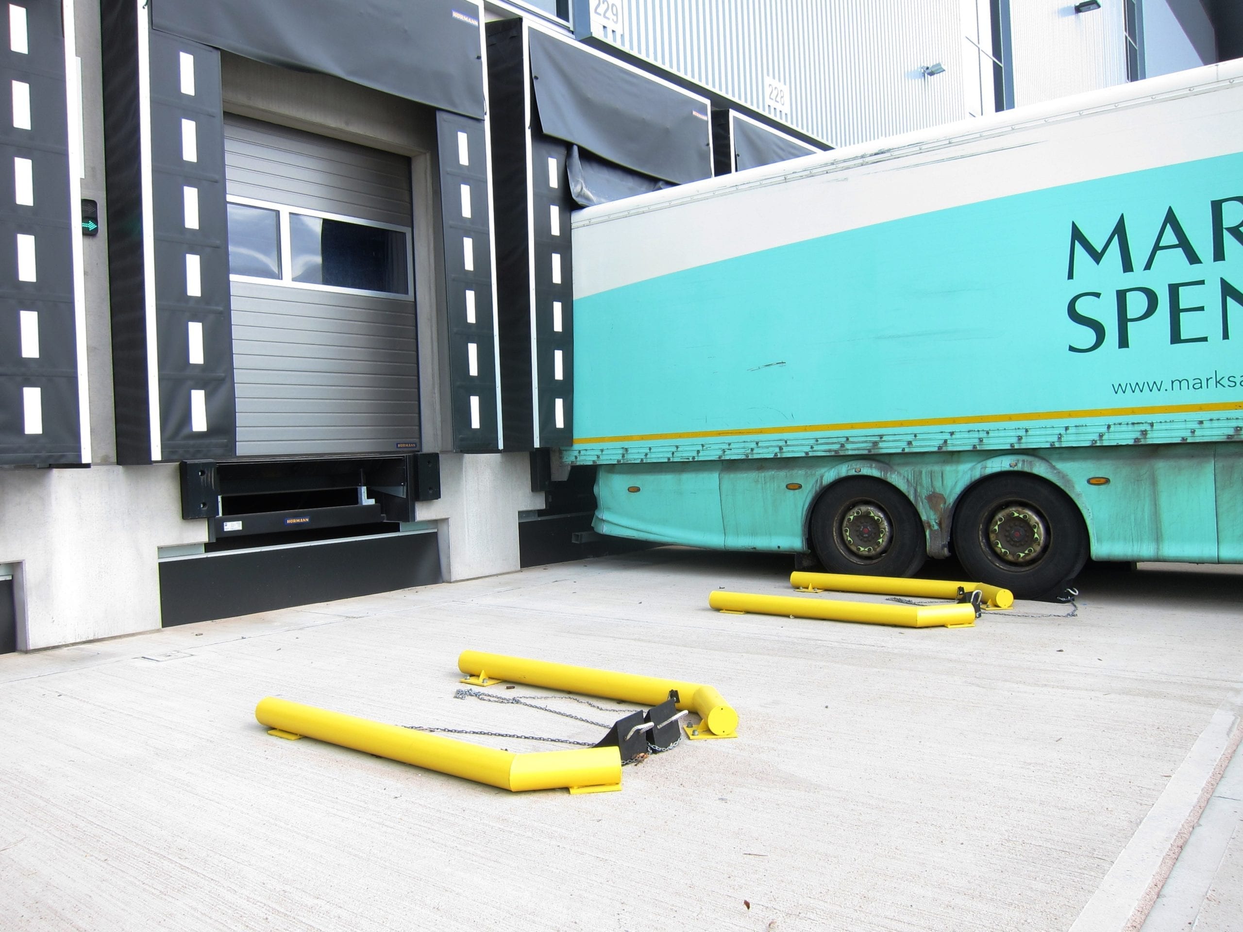brandsafe-hgv-spurhilfe-laderampe-anfahrschutz-stahl-gelb image 1